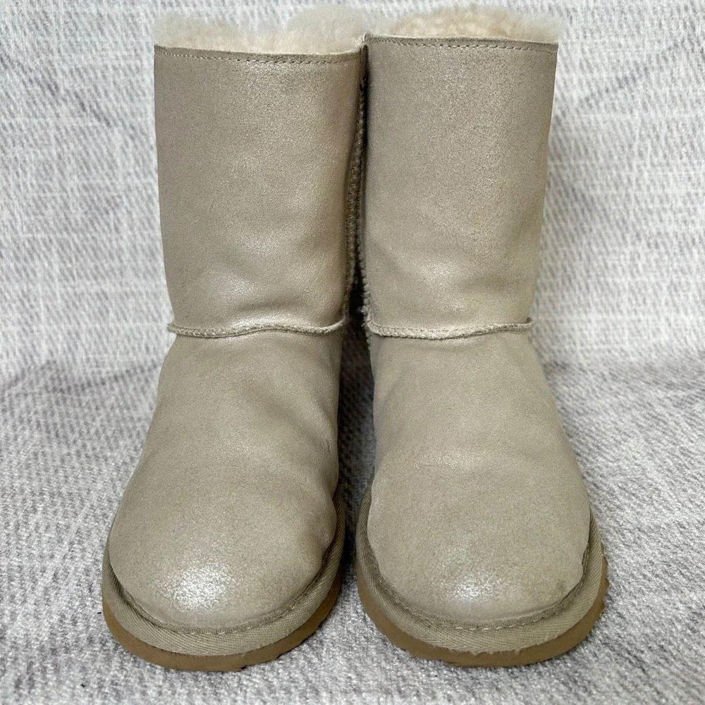 UGG Australia Bailey Bow Shimmer Gold Champagne Boots Size‎ 6
